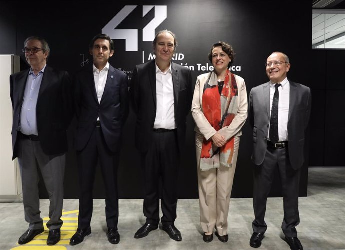 (I-D) El presidente de la Fundación Telefónica, César Alierta; el presidente ejecutivo de  Telefónica, José María Álvarez-Pallete; el cofundador de 42 y Grupo Oliad/ Free, Xavier Niel; la ministra de Trabajo en funciones, Margarita Valerio y el embajado