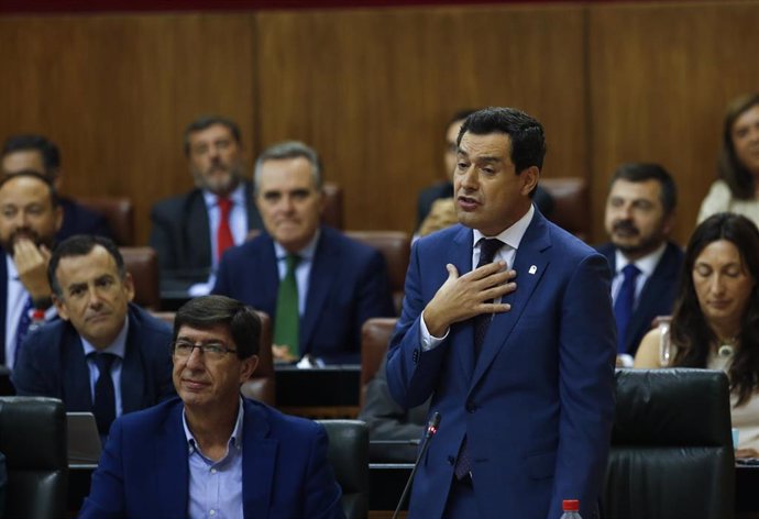 El presidente de la Junta de Andalucía, Juanma Moreno, en el Pleno del Parlamento.