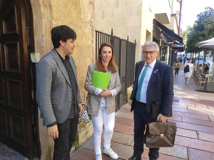 El consejero de Ciencia, Borja Sánchez, y la DG de Universidad, Cristina González, se reúnen con el rector, Santiago García Granda.