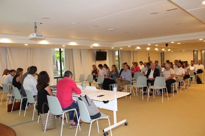 El conseller de Turismo y Deportes del Consell de Mallorca, Andreu Serra, y la directora insular de Deportes, Marga Portells, con una cincuentena de alcaldes y regidores de municipios