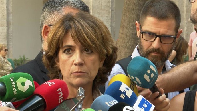 La ministra de Justicia, Dolores Delgado, atiende a los medios tras un acto con víctimas del franquismo en Valncia
