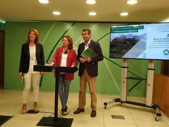 La delegada de Cultura, Fomento y Ordenación del Territorio, Carmen Casero (i); la delegada del Gobierno andaluz en Málaga, Patricia Navarro; y el delegado de Agricultura, Fernando Fernández-Tapia Ruano (d).