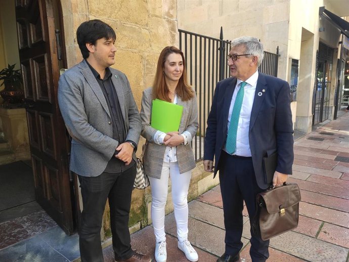 El consejero de Ciencia, Borja Sánchez, y la DG de Universidad, Cristina González, se reúnen con el rector, Santiago García Granda.