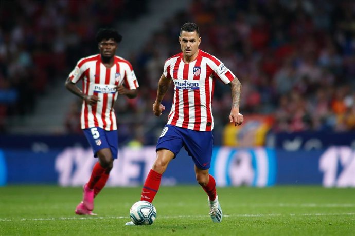Vitolo conduce la pelota en un partido del Atlético