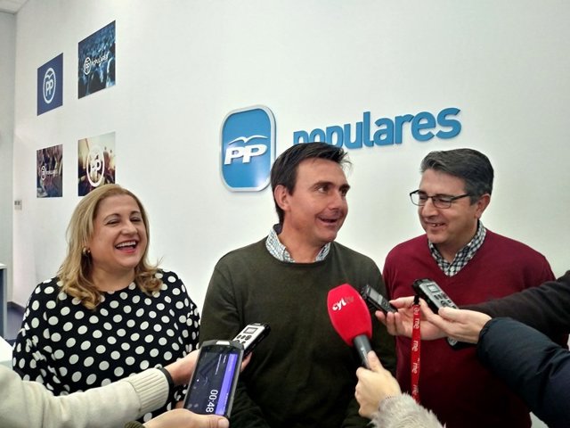 En el centro, Carlos Castro junto a sus compañeros Yolanda de Gregorio y Jesús Ángel Peregrina.