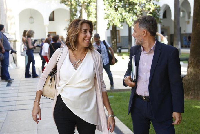 La secretaria general del PSOE-A. Susana Díaz (i) junto al portavoz del grupo parlamentario socialista, José Fiscal (d). Foto de archivo