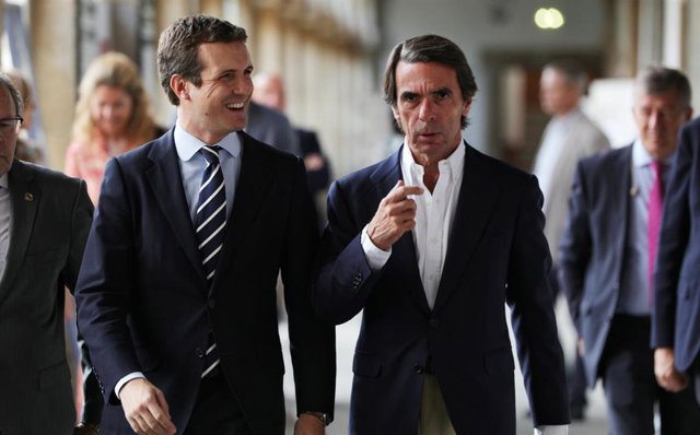 El presidente del PP, Pablo Casado y el expresidente del Gobierno, José María Aznar, durante la apertura del Curso de Verano de FAES en el Real Centro Universitario Escorial-María Cristina de San Lorenzo de El Escorial (Madrid).