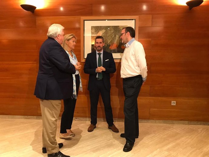 Rodolfo Espina, Cristina Coto, Hugo Huerta y Juan Castillo durante el desayuno de trabajo.