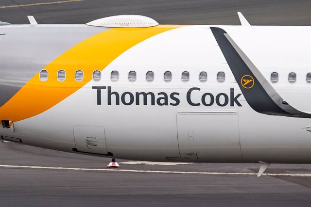 25 September 2019, North Rhine-Westphalia, Duesseldorf: An aircraft of the airline Thomas Cook takes off from Duesseldorf Airport. The holiday airline Condor, a subsidiary of the insolvent British travel group Thomas Cook, had received the promise on Tues