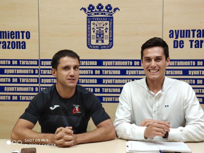 El presidente del Club Ciclista Turiaso, David García, y el concejal de Deportes del Ayuntamiento de Tarazona, Pablo Escribano.