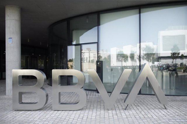 Nuevo logo del BBVA a las puertas de su sede en Madrid.