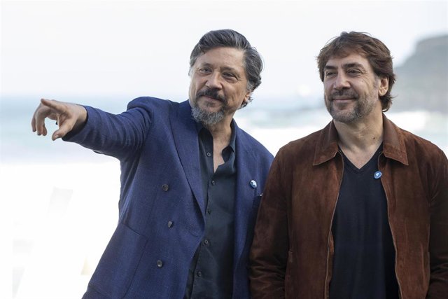 (I-D) Los actores y hermanos Carlos y Javier Bardem durante el photocall del documental ‘Sanctuary (Santuario)’ durante la séptima jornada de la 67 Edición del Festival de San Sebastián, en Donosti (País Vasco/España), a 26 de septiembre de 2019.