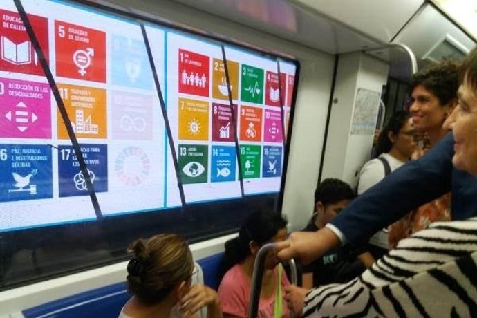 Rosa Alarcón visualiza anuncios en el túnel de la L5 desde el interior de un convoy