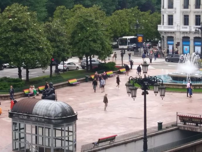 Plaza de la Escandalera, con los bancos con los colores del arco-iris.