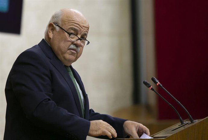 El consejero de Salud y Familias, Jesús Aguirre, en el Pleno del Parlamento.