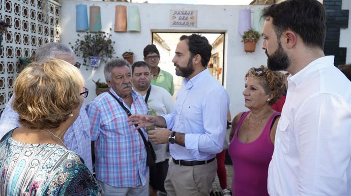 El portavoz del grupo socialista en el Ayuntamiento, Daniel Pérez, se reúne con vecinos
