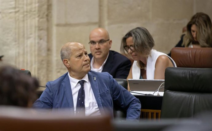 Primera jornada del Pleno del Parlamento andaluz. El consejero de Educación y Deporte, Javier Imbroda, enel pleno del Parlamento andaluz.