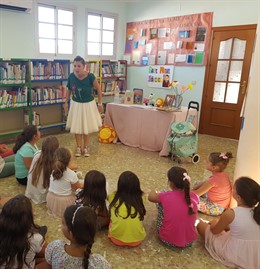 Alumnas participan en una actividad de lectura