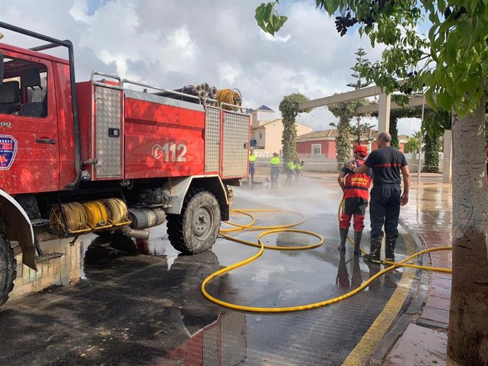 Bomberos de Los Alcázares trabajando en limpieza del municipio DANA