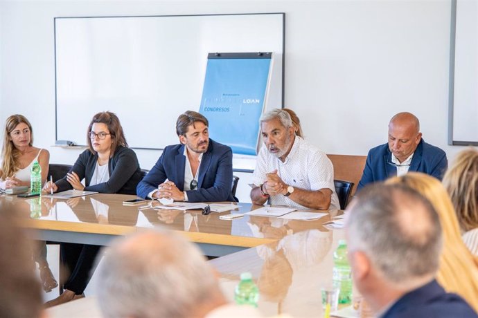 El presidente de Ashotel, Jorge Marichal, y el alcalde de Adeje, José Miguel Rodríguez Fraga, en una reunión con los hoteleros