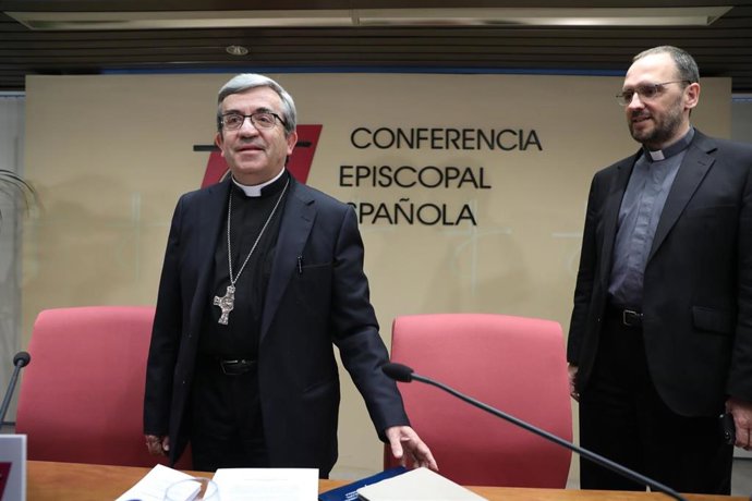 El secretario general de la Conferencia Episcopal, monseñor Luis J. Argüello (i), junto al director de la oficina de prensa de la CEE, Josetxo Vera (d), en rueda de prensa sobre la reunión de la Asamblea Plenaria