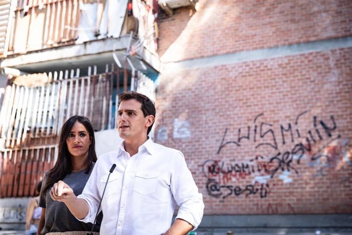 El presidente de Ciudadanos, Albert Rivera, junto a la vicealcaldesa de Madrid, Begoña Villacís, en Vallecas (Madrid)
