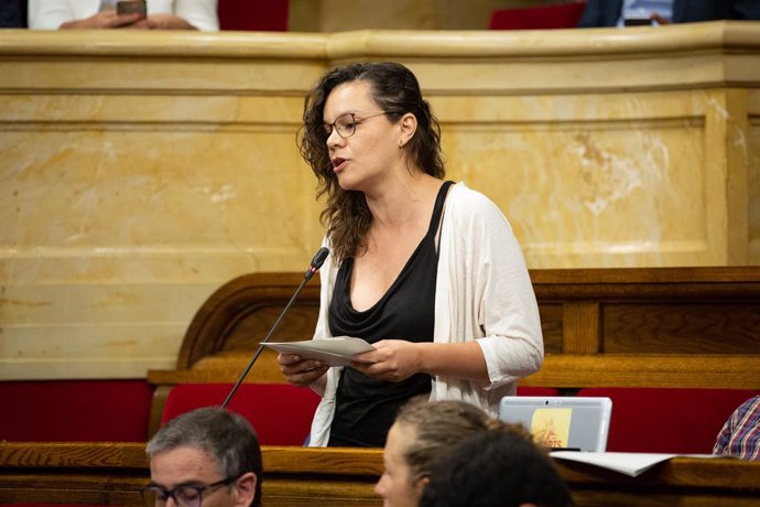 La diputada de la CUP al Parlament, Natlia Snchez, intervé des del seu escó en una sessió del ple del Parlament de Catalunya.