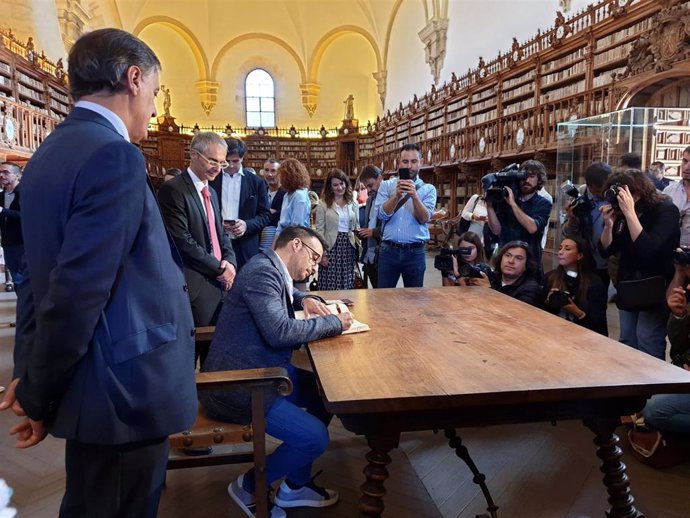 Alejandro Amenábar firma en el libro de la Universidad de Salamanca en presencia del rector y el alcalde (I).