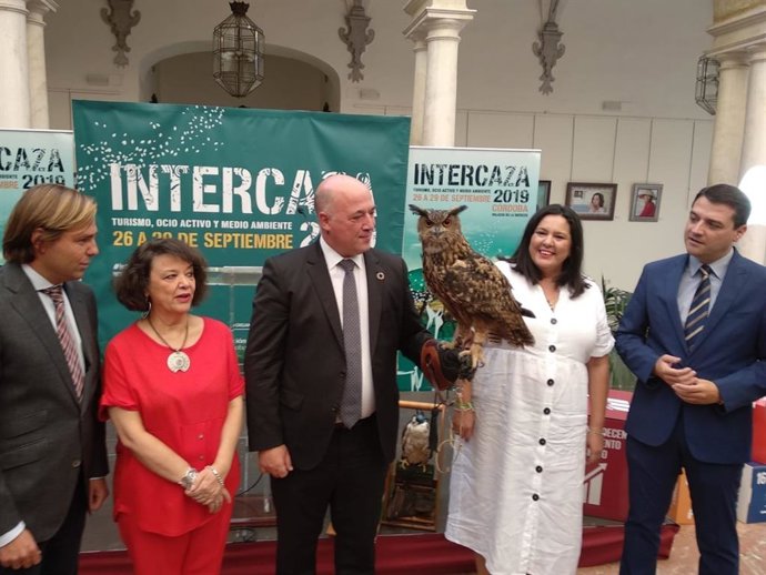El presidente de Diputación, Antonio Ruiz (centro), y el alcalde de Córdoba, José María Bellido (dcha.), en la inauguración de Intercaza