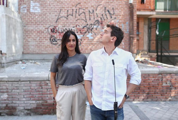 La vicealcaldesa de Madrid, Begoña Villacís, y el presidente de Ciudadanos, Albert Rivera, ofrecen una rueda de prensa tras visitar a los vecinos afectados por la okupación en Puente de Vallecas, en Madrid (España), a 26 de septiembre de 2019.
