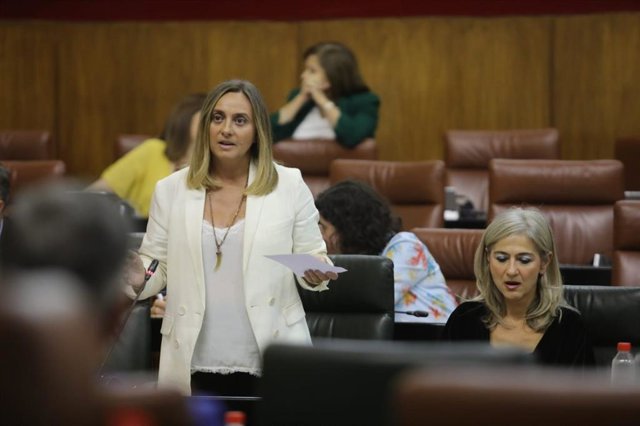 La consejera de Fomento, Marifrán Carazo, en el pleno del Parlamento andaluz.