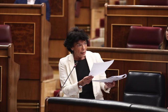 La ministra d'Educació i Formació Professional en funcions, Isabel Celaá, respon les preguntes de la portaveu parlamentria de Ciutadans, Inés Arrimadas, durant la sessió de control al Govern en funcions, a Madrid (Espanya) a 11 de setembre de 2019.