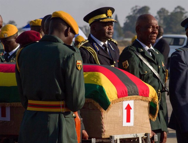 El féretro con los restos mortales del expresidente de Zimbabue Robert Mugabe