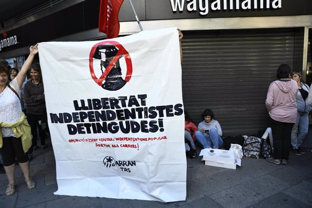 Manifestantes independentistas apoyan a los CDR ante la Audiencia Nacional