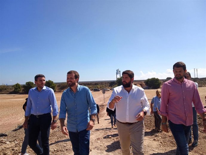 El consejero de Agua, Agricultura, Ganadería, Pesca y Medio Ambiente, Antonio Luengo; el presidente del PP, Pablo Casado; y el presidente de Murcia, Fernando López Miras, en Los Alcázares tras la gota fría