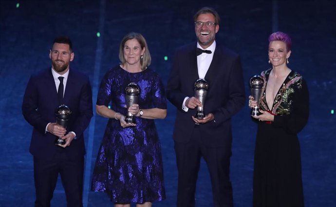 23 September 2019, Italy, Milan: (L-R) Argentinian player Lionel Messi, US manager Jill Ellis , Liverpool coach Jurgen Klopp and US Megan Rapinoe pose with their awards during the FIFA Best Football Awards 2019 ceremony at Teatro La Scala. Photo: Jonath