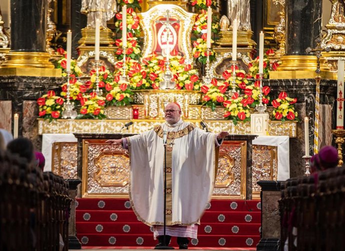 24 September 2019, Hesse: Cardinal Reinhard Marx (C), Chairman of the German Bishops' Conference, preaches during the opening service of the Autumn Plenary Assembly in Fulda Cathedral. Photo: Frank Rumpenhorst/dpa