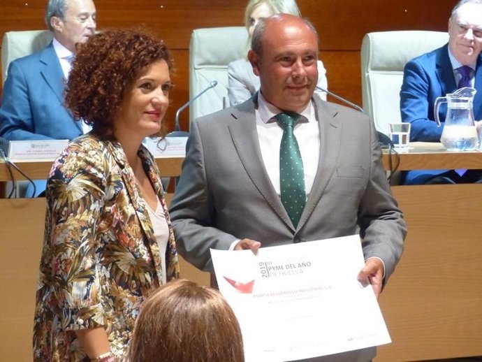 María Eugenia Limón entrega el premio al Presidente de Hudisa