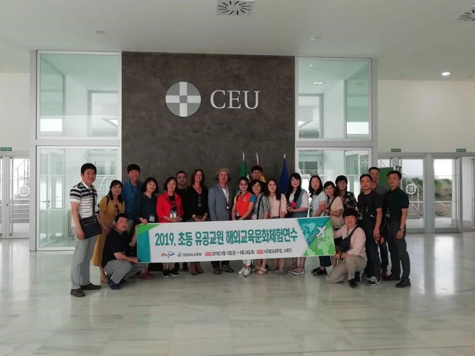 Delegación de docentes de Corea del Sur en una visita al Campus CEU Andalucía