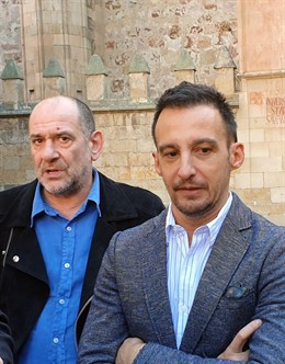 Karra Elejalde (izquierda) junto a Alejandro Amenábar (derecha) en Salamanca.