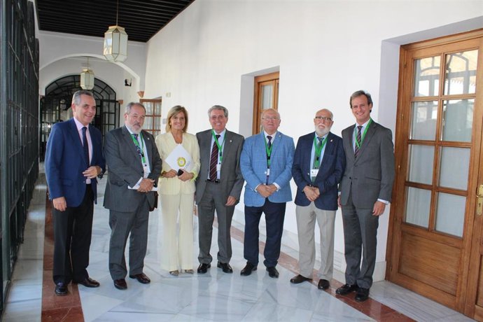 La comisión permanente del Consejo Andaluz de Colegios de Médicos (CACM) se ha reunido con la Vicepresidenta del Parlamento Andaluz, Esperanza Oña Sevilla.