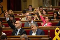 El Parlament aprueba con la abstención de los comunes que la Guardia Civil abandone Cataluña
