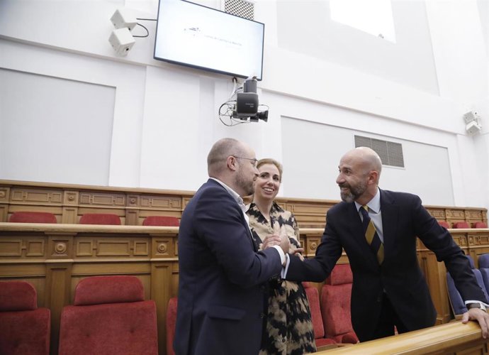 Los diputados regionales de Cs Alejandro Ruiz, Úrsula López y David Muñoz, en el pleno de las Cortes de C-LM.