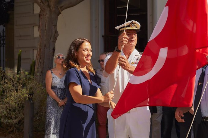 La alcaldesa, Patricia Hernández, iza la bandera que conmemora el paso de la expedición de Magallanes por Santa Cruz de Tenerife