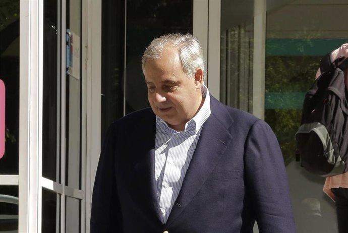 Fernando Martínez de Irujo visita a su hermano Cayetano Martínez de Irujo durante su ingreso en la Clínica La Luz