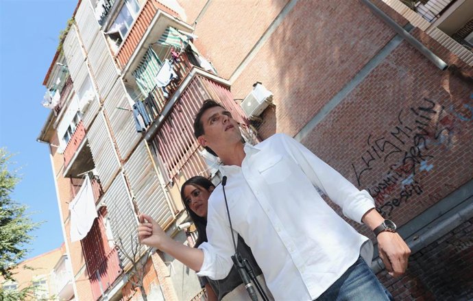La vicealcaldesa de Madrid, Begoña Villacís, y el presidente de Ciudadanos, Albert Rivera, en una visita al distrito madrileño de Puente de Vallecas