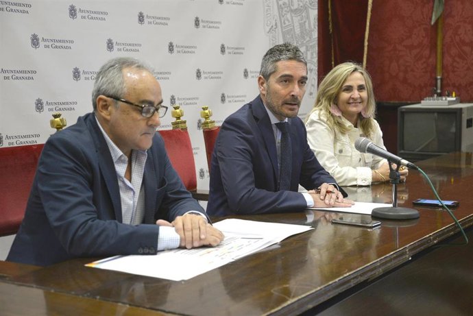 El concejal de Turismo de Granada, Manuel Olivares, en el centro
