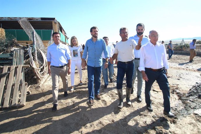 Pablo Casado visita, junto a cargos de su partido, una explotación ganadera en Almería