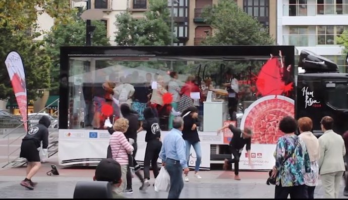 Animalistas atacan en San Sebastián con pintura roja el camión de una iniciativa