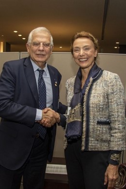 El ministro de Asuntos Exteriores, UE y Cooperación en funciones, Josep Borrell, con la secretaria general del Consejo de Europa, Marija, Pejcinovic Bulnic